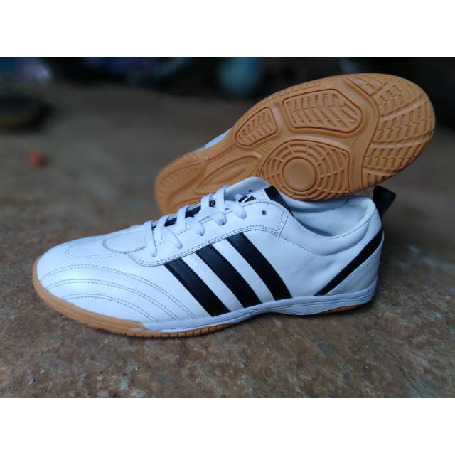 Sepatu  putsal