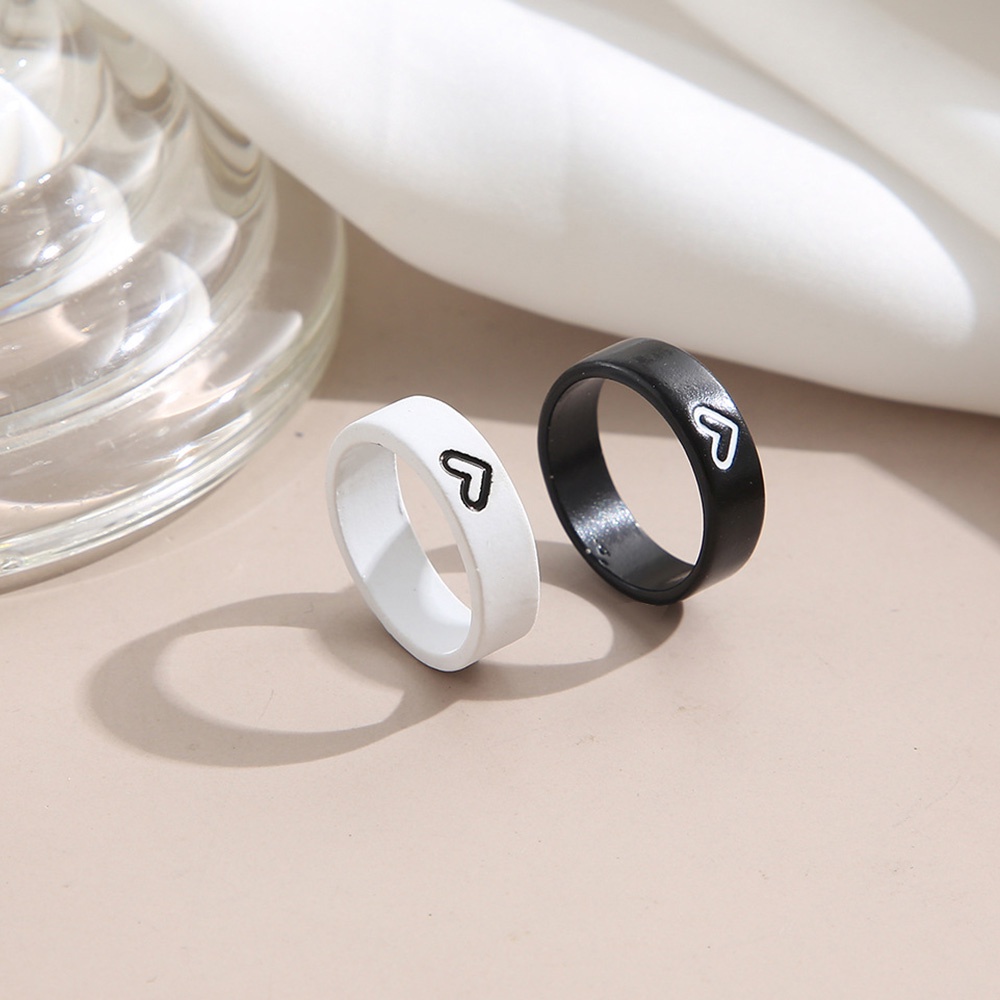 2pcs / set Cincin Jari Telunjuk Desain Hati Warna Hitam / Putih Gaya simple Untuk Pasangan