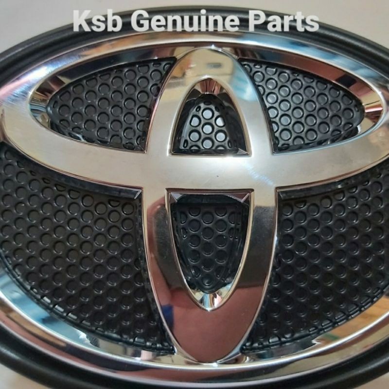 Emblem Logo Depan Toyota Sienta Sudah Termasuk Breket Original