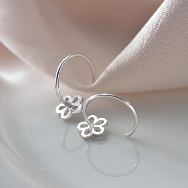 Anting Hook Bentuk Bunga Hollow Warna Silver Untuk Wanita