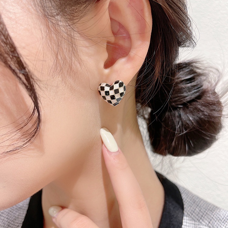 Anting Bentuk Hati Motif Kotak-Kotak Warna Hitam Dan Putih Gaya Korea