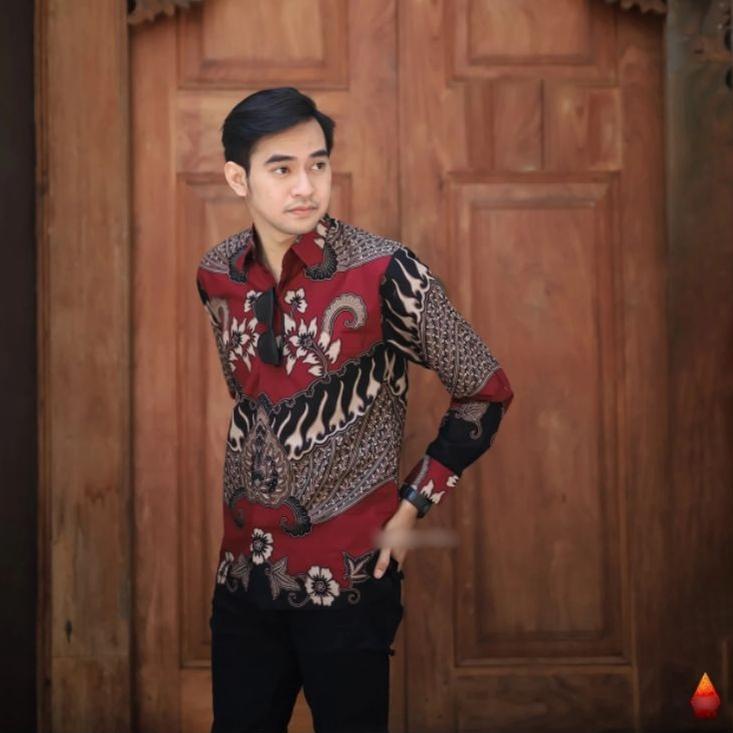 Kemeja Batik Pria Lengan Panjang Motif Keren Anak Muda Dewasa Gajah Mada Keris Merah Marun ‣ SKO.26A