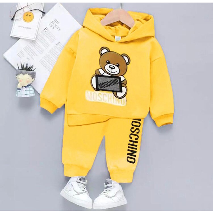 SETELAN HOODIE BAYI ANAK MOTIF BEAR TEDDY MOSCHINO USIA 1-5 TAHUN BAHAN BABYTERRY LEMBUT TERMURAH TERBARU/ SETELAN HOODIE BAYI ANAK LAKI-LAKI/ SETELAN HOODIE BAYI ANAK PEREMPUAN/ SETELAN HOODIE BAYI ANAK COWOK/ SETELAN HOODIE BAYI ANAK CEWEK