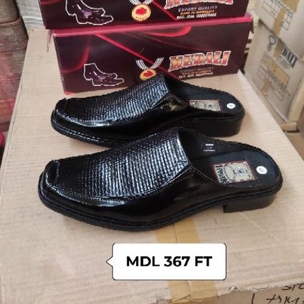 Sepatu sendal slop pria kulit Medali tampil lebih keren