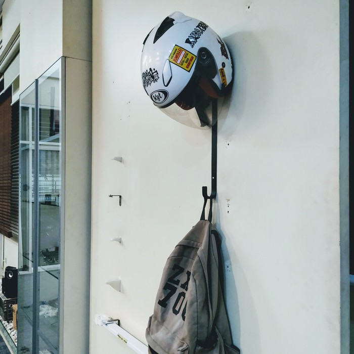 Promo gantungan helm, gantungan tas, breket besi dinding helm & tas - Hitam Murah