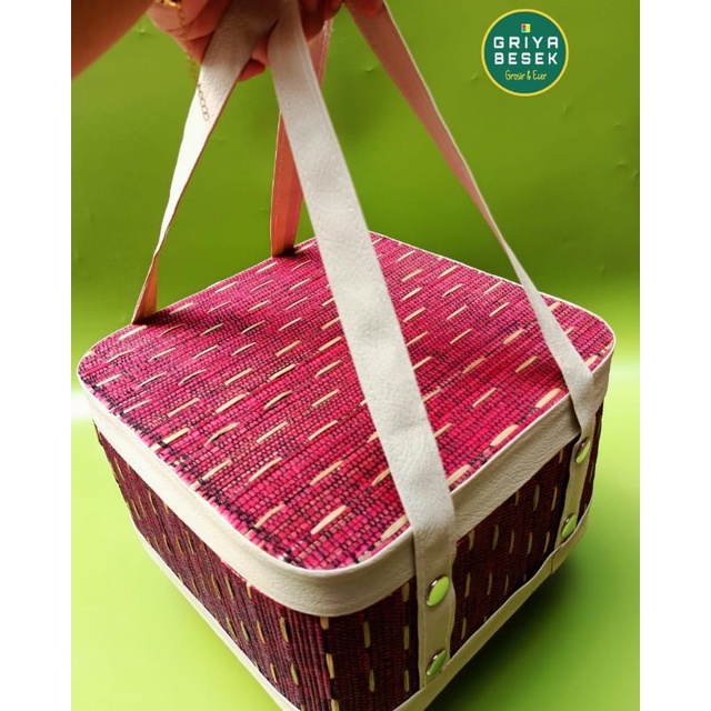 

Box Hampers Lapis Anyaman Biji Padi Merah 25 cm