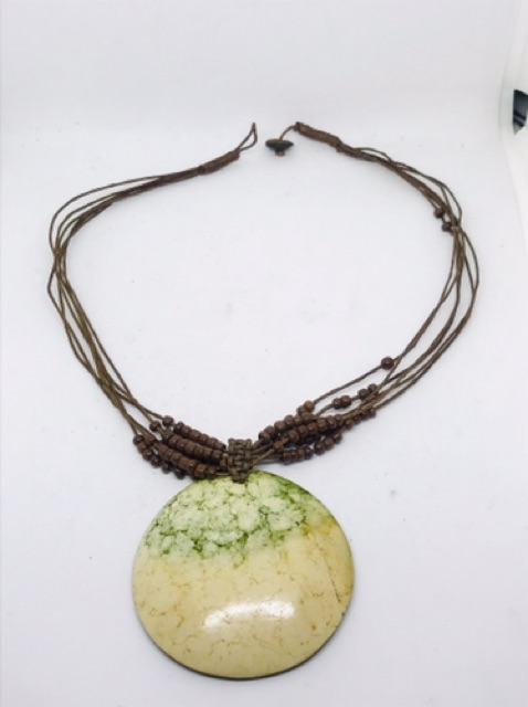 Kalung erhik dari batok kelapa sangat unik