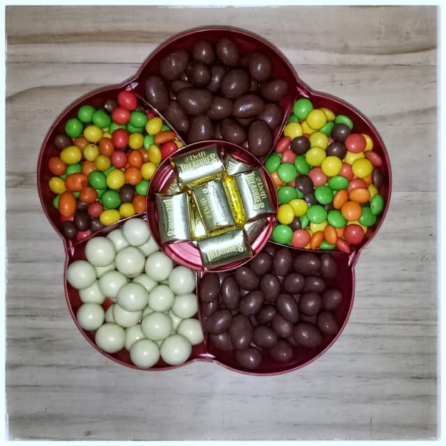 

Coklat Lebaran - Paket Coklat Toples Bunga / Parcel Lebaran / Coklat Toplesan / Jvj 1