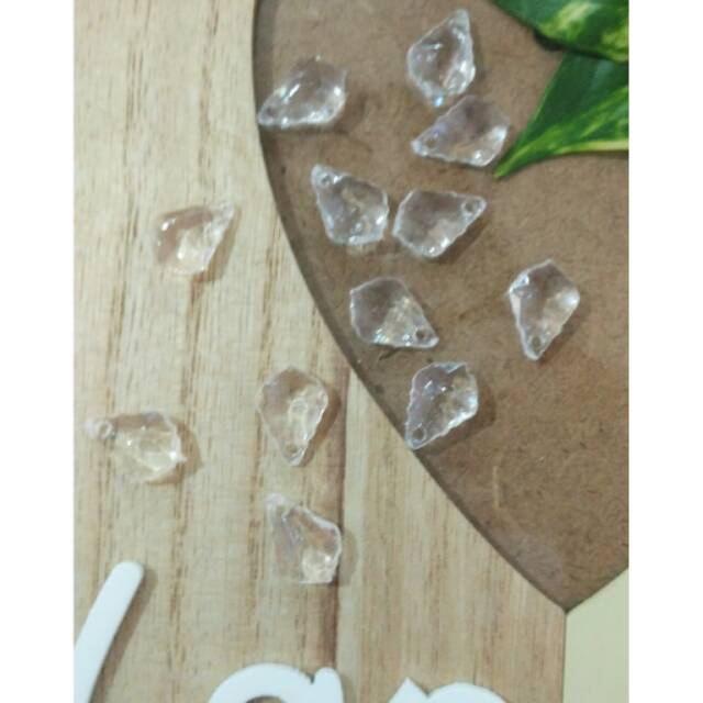

Manik - Manik / Mote Akrilik Bening Bentuk Daun 1pack