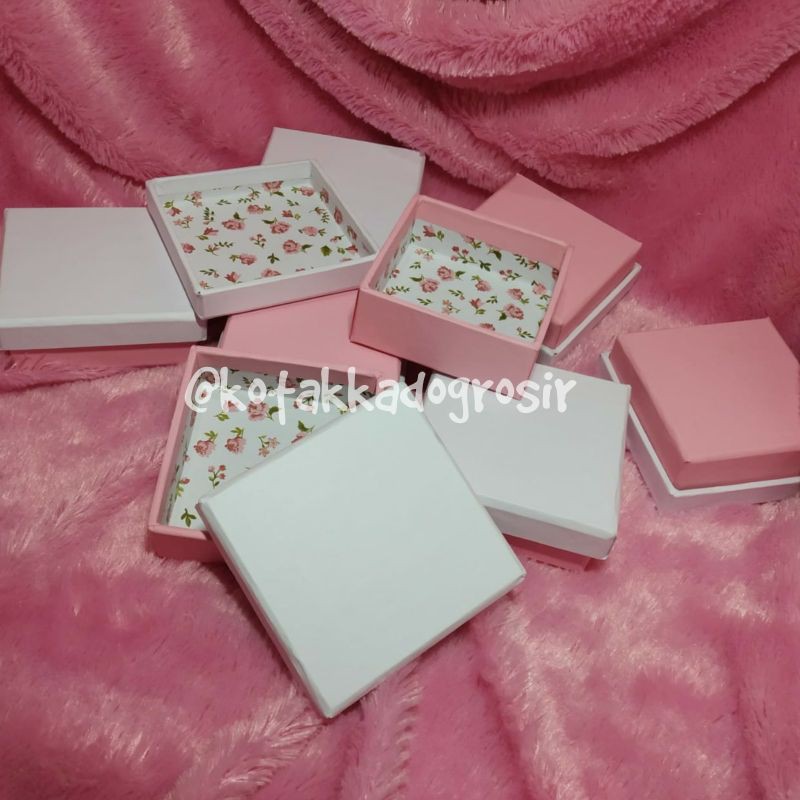 

box 8x8x3 cm cover pink putih mix vintage