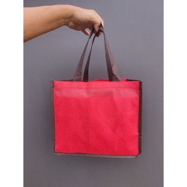 

UnoPacks ~ Tas Jahit Spunbond Box coklat & merah 25 x 25