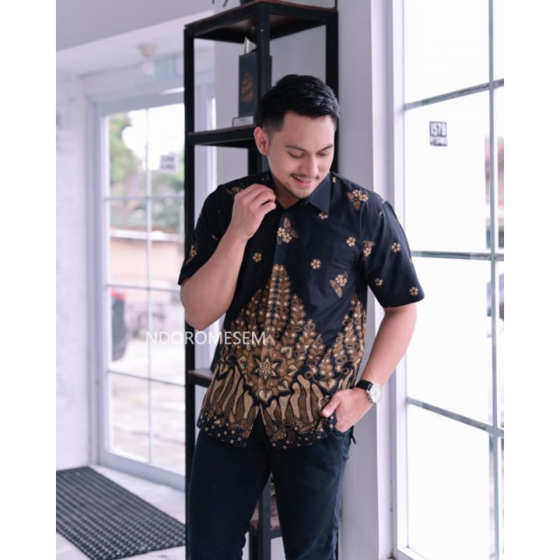 BATIK PREMIUM PRIA LENGAN PENDEK WARNA HITAM KANGEN KAMULYAN HITAM KATUN HALUS BATURDEN LAPIS FURING