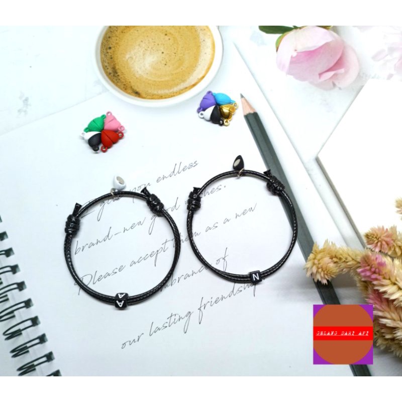(Sepasang) Gelang Couple Magnet Love Warna Inisial Dadu Dan Inisial Charm