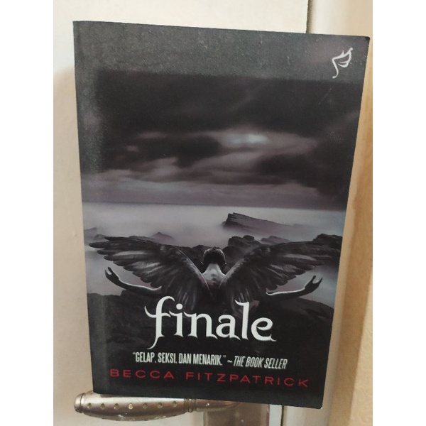 preloved novel finale "gelap, seksi, dan menarik" by becca fitzpatrick