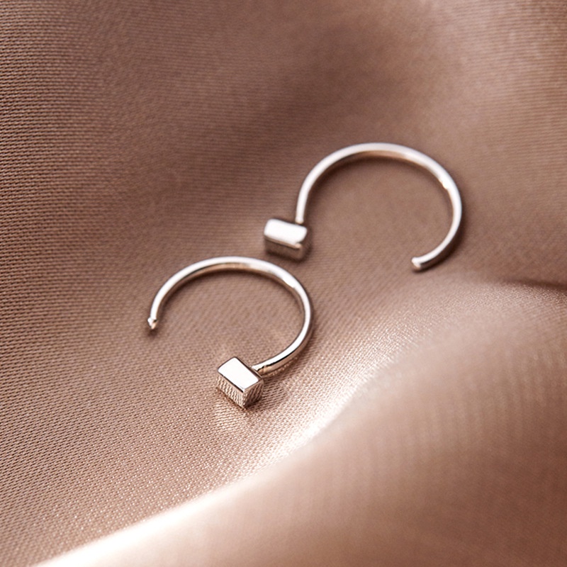 2021 Anting Persegi Kecil Perak Mini Baru Anting Logam Hitam Keren Yang Dipersonalisasi Aksesoris Fashion Wanita