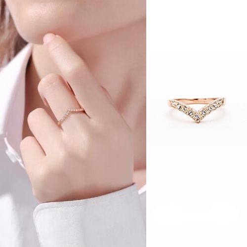 Cincin Bentuk V Bahan Titanium Warna Emas Gaya Korea Untuk Wanita