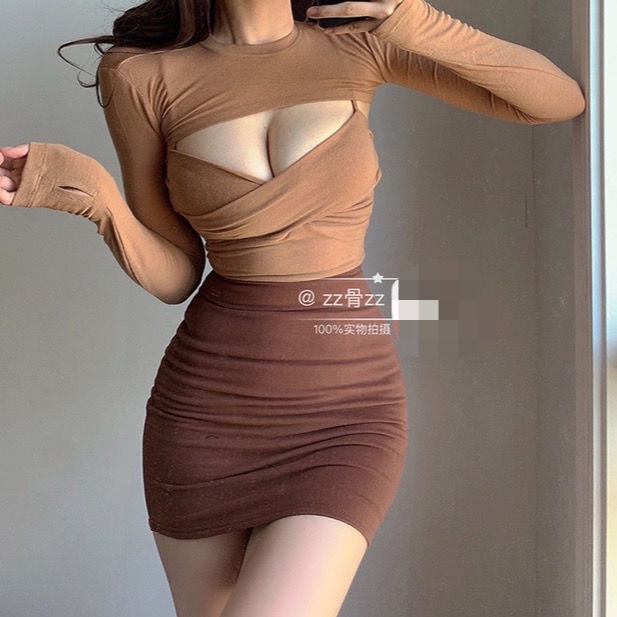 Red Gadis seksi Eropa dan Amerika menunjukkan payudara besar, tubuh ketat, T-shirt berongga, blus lengan panjang, pinggang dan suspender kecil, set dua potong