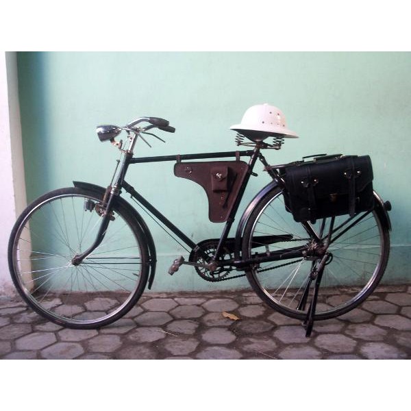 . aksesoris tas samping sepeda onthel .