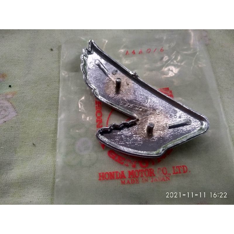 Emblem Decal Tanki Fuel Tank CB100 CB125 bagian Kiri original 87122107000