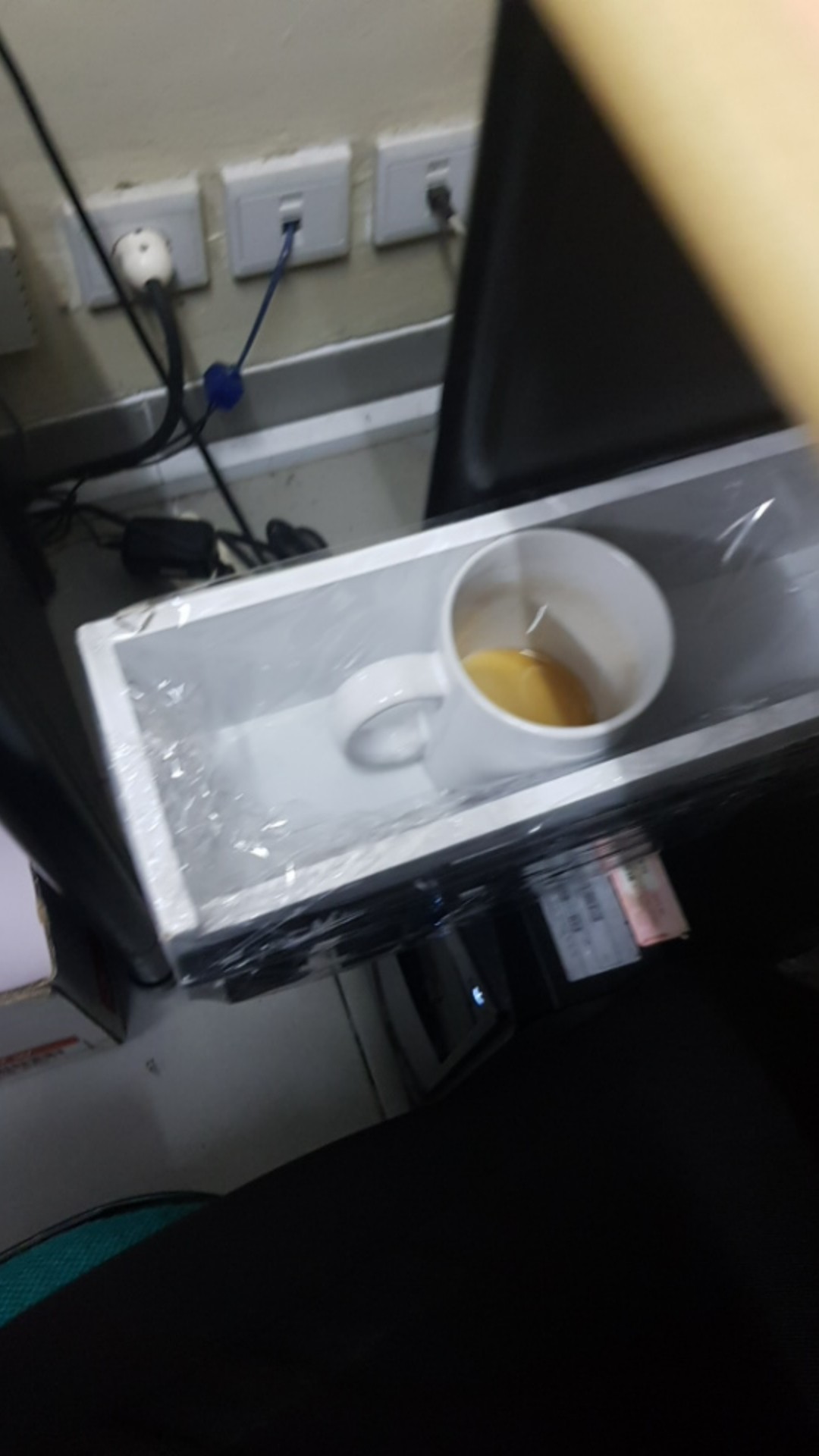 Dispenser Kantong Plastik Sampah Untuk Ditempel Didinding