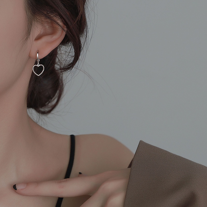 Anting Bentuk Hati Asimetris Gaya Retro