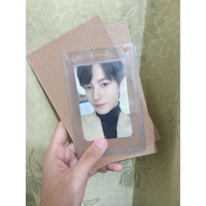 

Karton board dengan toploader pelindung card