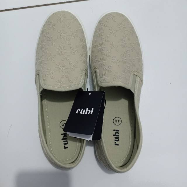 Sepatu merk Rubi model slip on