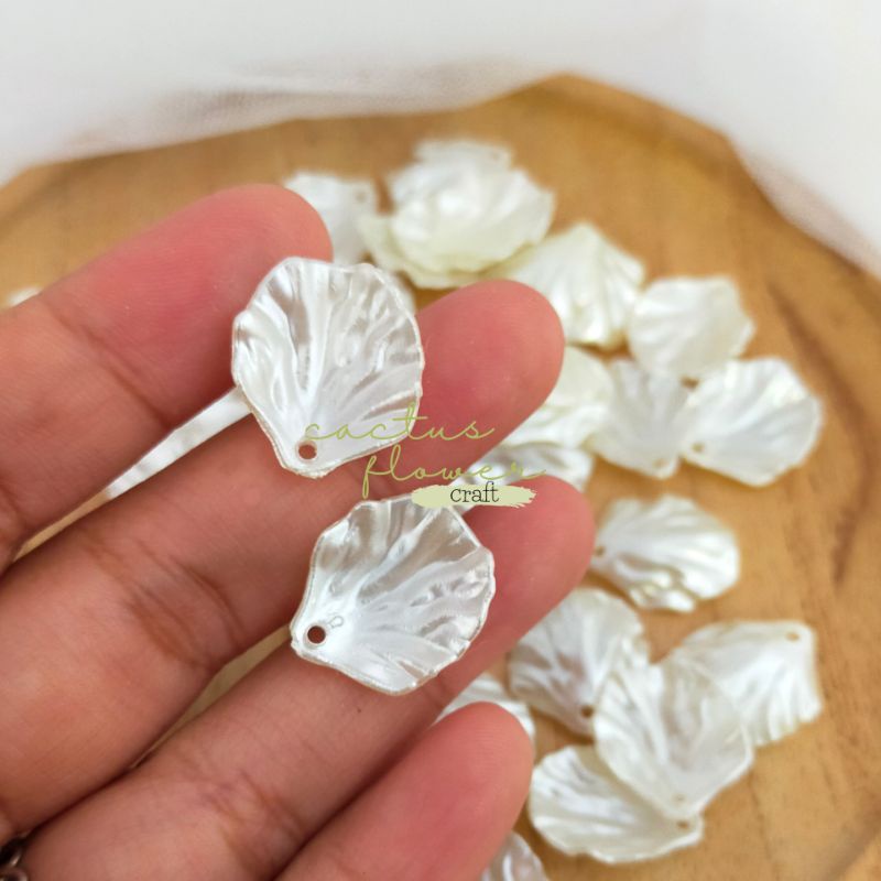 Manik Kelopak BW Ivory Kerang SHELL