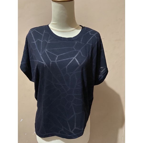 atasan kaos smith hitam