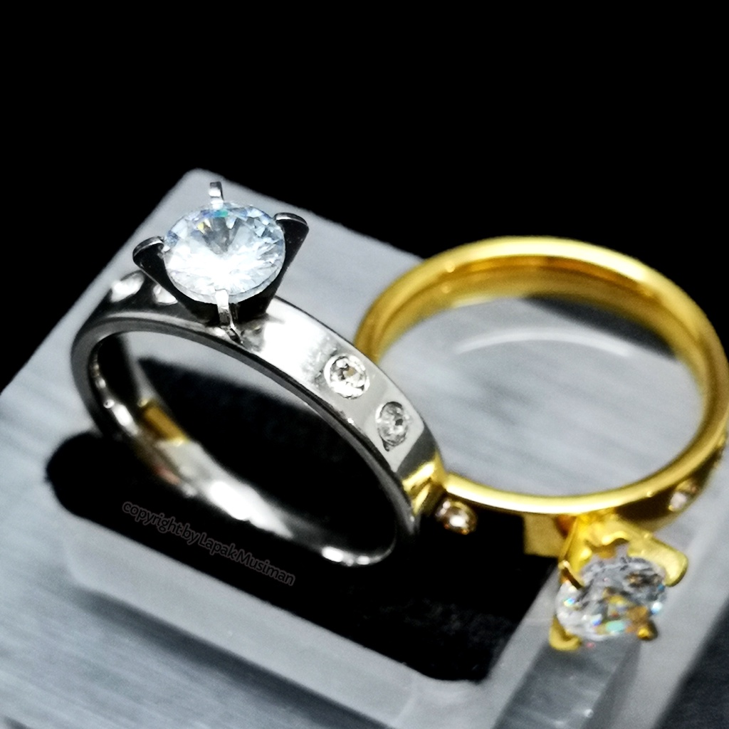 [Bayar di Tempat] Cincin Titanium Wanita Batu Berlian American Diamond Gold Silver K4