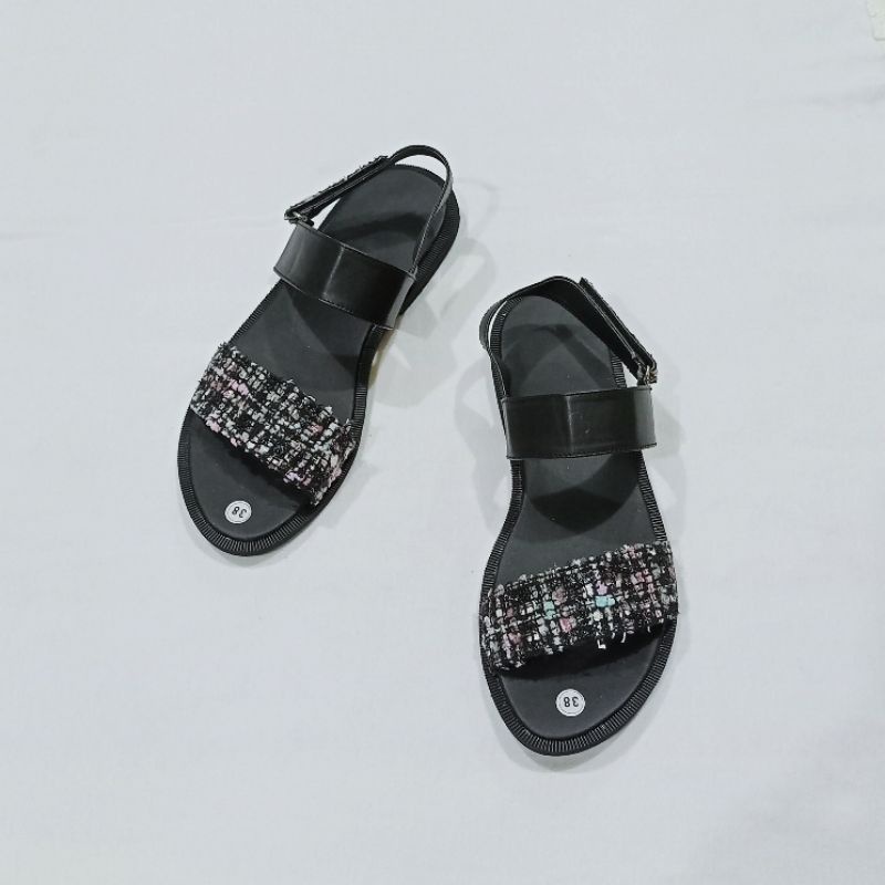 SANDAL FLAT TALI CAROLIN HITAM