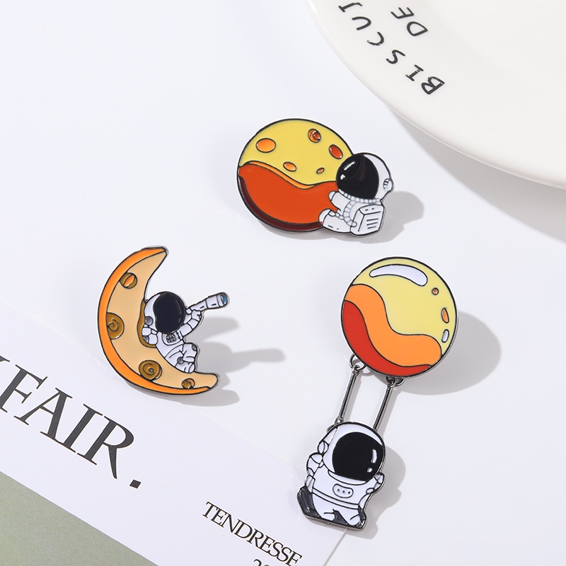 Bros Pin Enamel Bentuk Astronot Luar Angkasa Bulan Untuk Pakaian Wanita