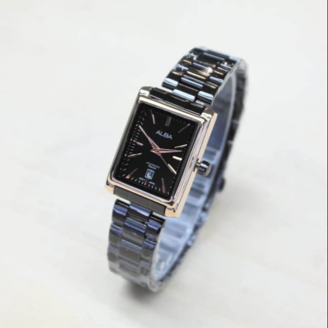 Jam tangan wanita klasik