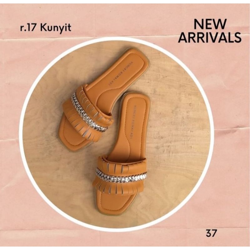 YONGKI KOMALADI Sandal Wanita Flat  17 Kunyit Keren