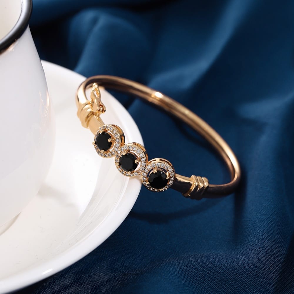 Gelang emas wanita / Gelang wanita terbaru kekinian / Gelang emas wanita / Gelang tangan wanita / Gelang wanita korea / Gelang xuping terbaru / Gelang titanium asli anti luntur