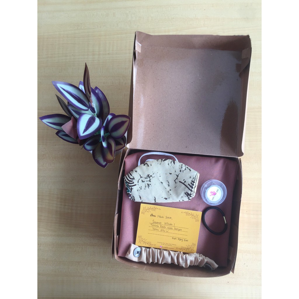 

Hampers Jilbab/Kado Wisuda/Kado Ulang Tahun/Hijab Box/Kado Valentine/ Giftbox Valentine/Hadiah Pacar