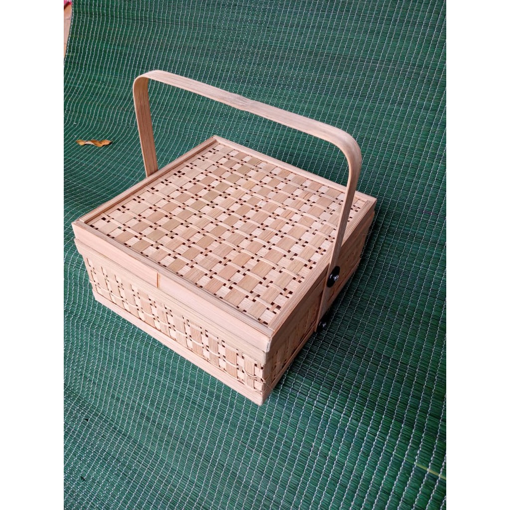 

Hampers Bambu Mata Itik / Hampers Anyaman Mata Itik / Hampers Nikahan / Hampers Pesta 25x25x12 cm