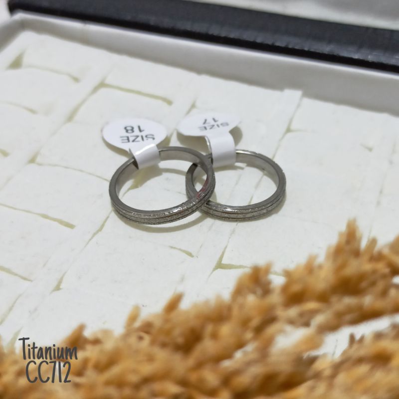 Cincin Titanium Pasir Tipis Garis Warna Silver CC712/5