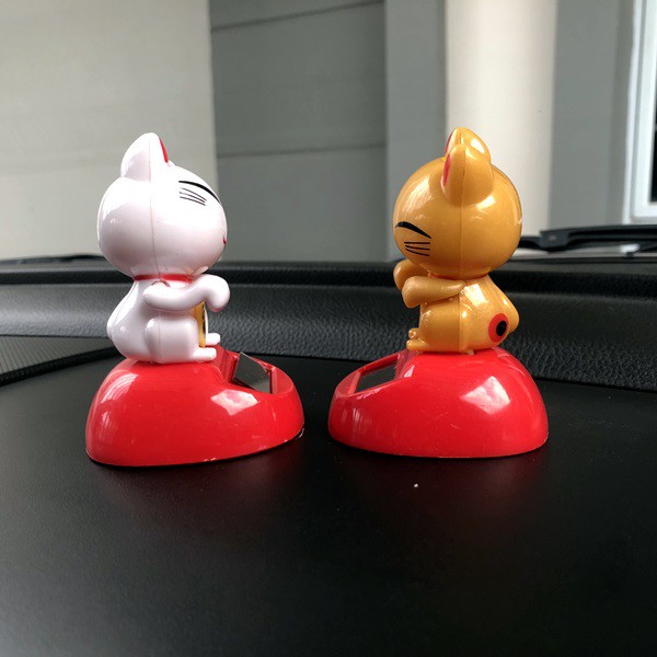 Kucing Maneki Neko MINI SOLAR POWER Boneka Miniatur Pajangan Mobil Goyang Kepala Shacking Head