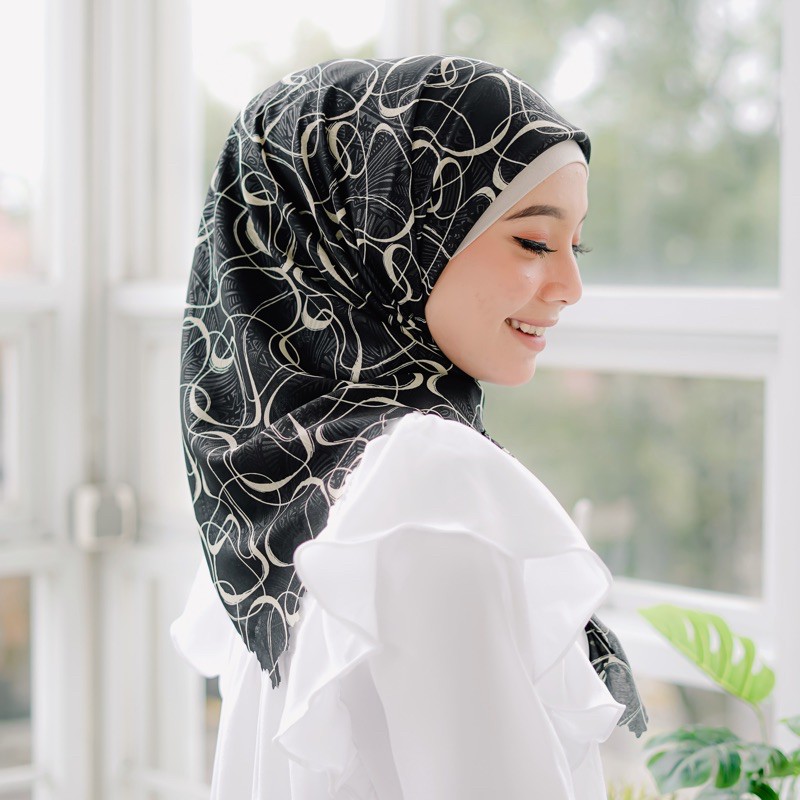 Koyu Hijab Segiempat Shiela Luxury Vembos