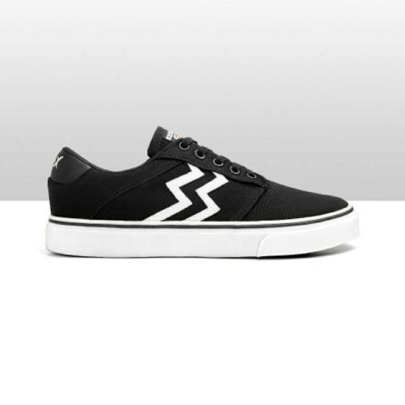 Sepatu Casual Geoff Max GMX Hitam Putih Bekas Sneakers
