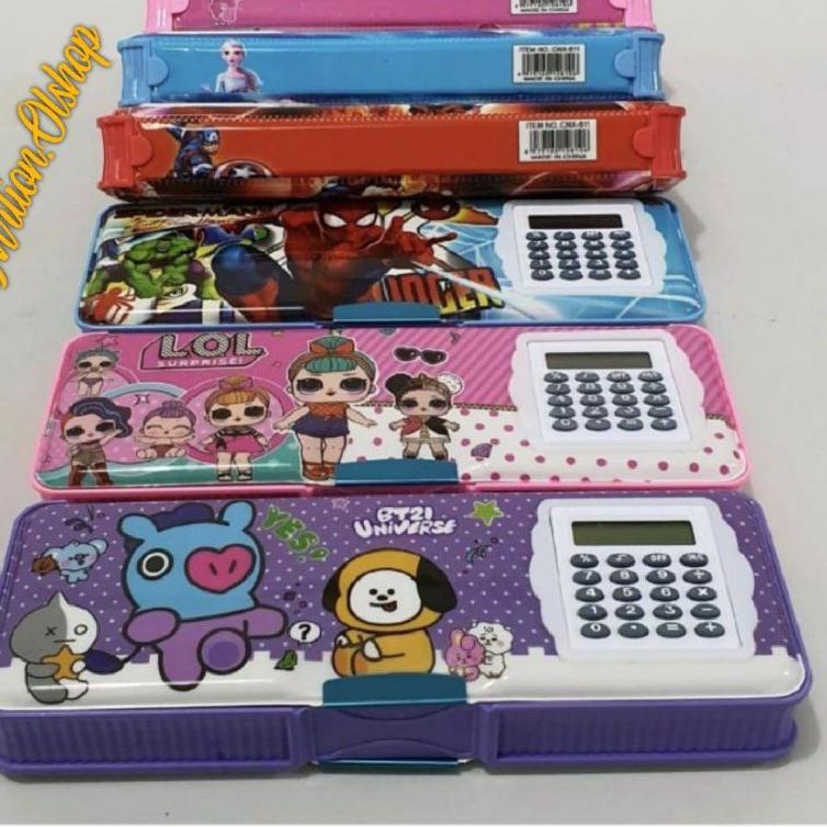 

[KODE PRODUK C3755J] Tempat Pensil Karakter Anak/Kotak Pensil Karakter Kalkulator Berkualitas ⭐Mrlio