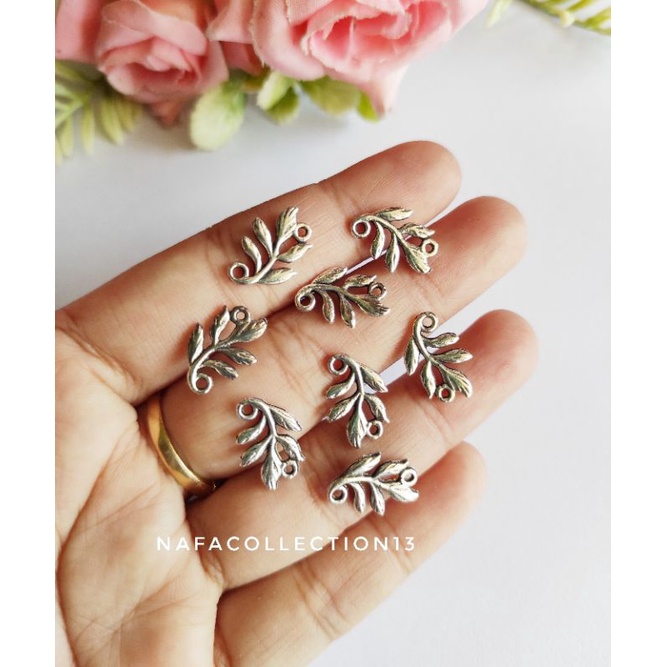 (1 pcs) Charm konektor daun silver