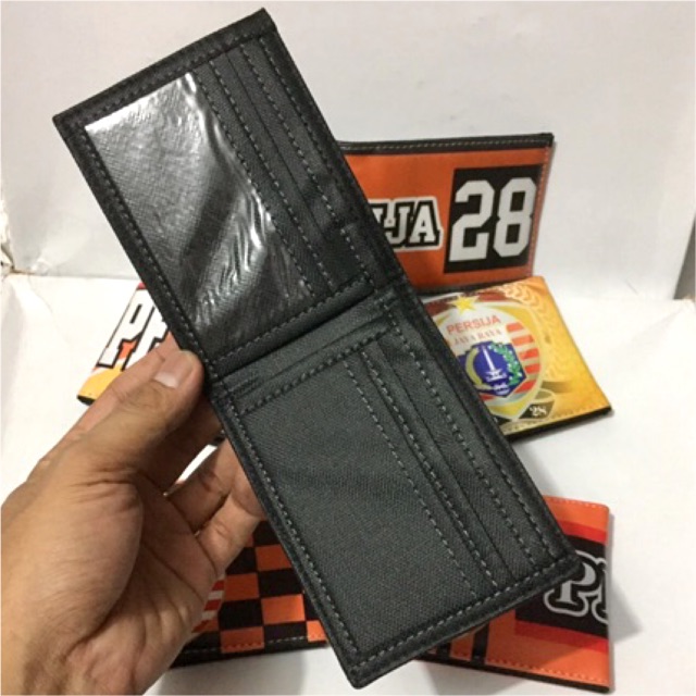 dompet Persija Jakarta model lipat biasa bahan kulit sintetis lokal LAX motif cetak club sepak bola Persija Jakarta #dompet #dompetanak #dompetremaja #dompetbola #dompetlipat #dompetkeren