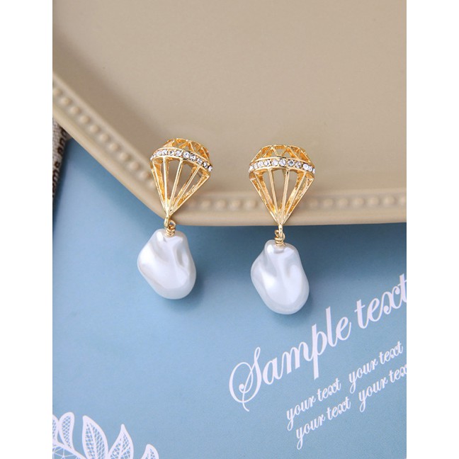 LRC Anting Tusuk Fashion Pearl Stud Earrings Diamond Baroque Pearl Earrings With Diamonds K09864