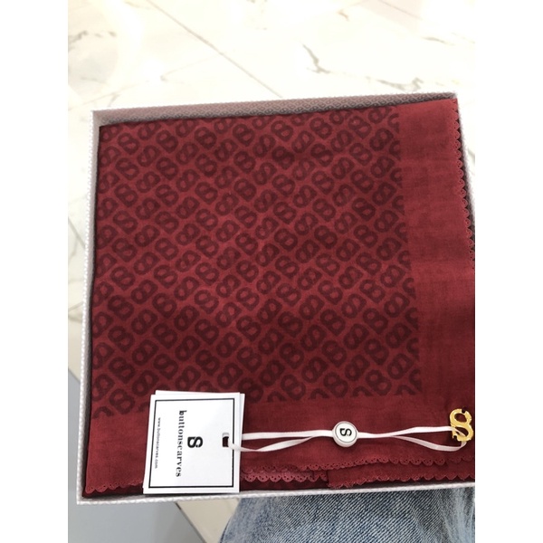 TAPIS SQUARE BUTTONSCARVES RED