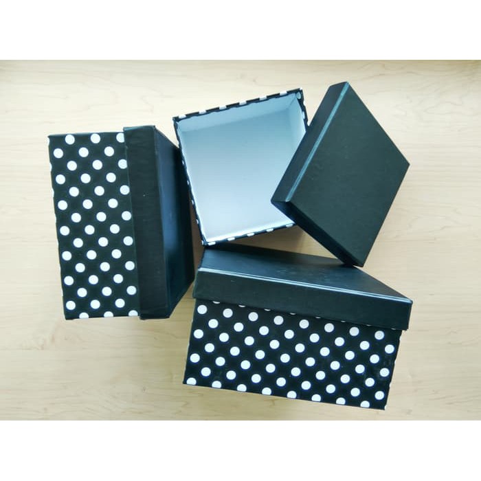 

Kotak Kado / Kotak Hadiah / Gift Box Jumbo C / Polkadot Hitam