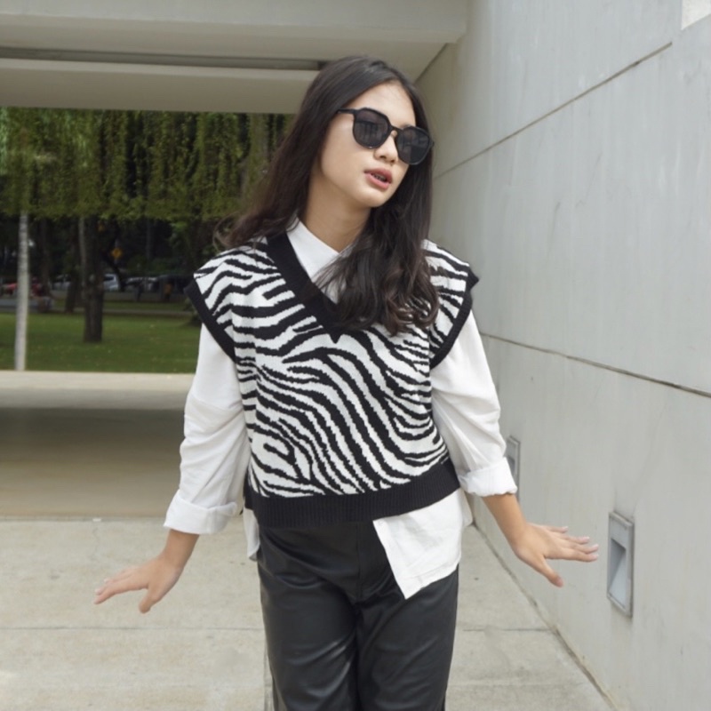 Zizi Vest Motif Zebra Rompi Rajut