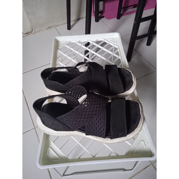 Sepatu wanita sendal gunung Skechers size 37