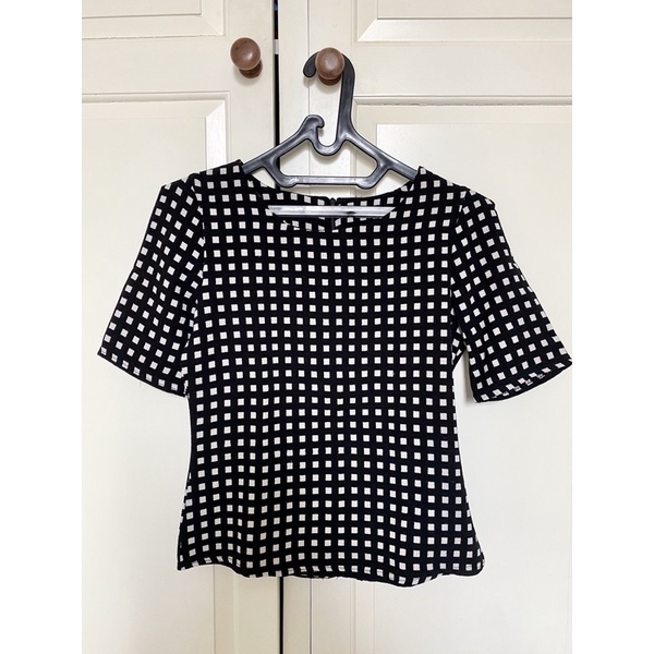 Preloved blouse kotak-kotak hitam putih